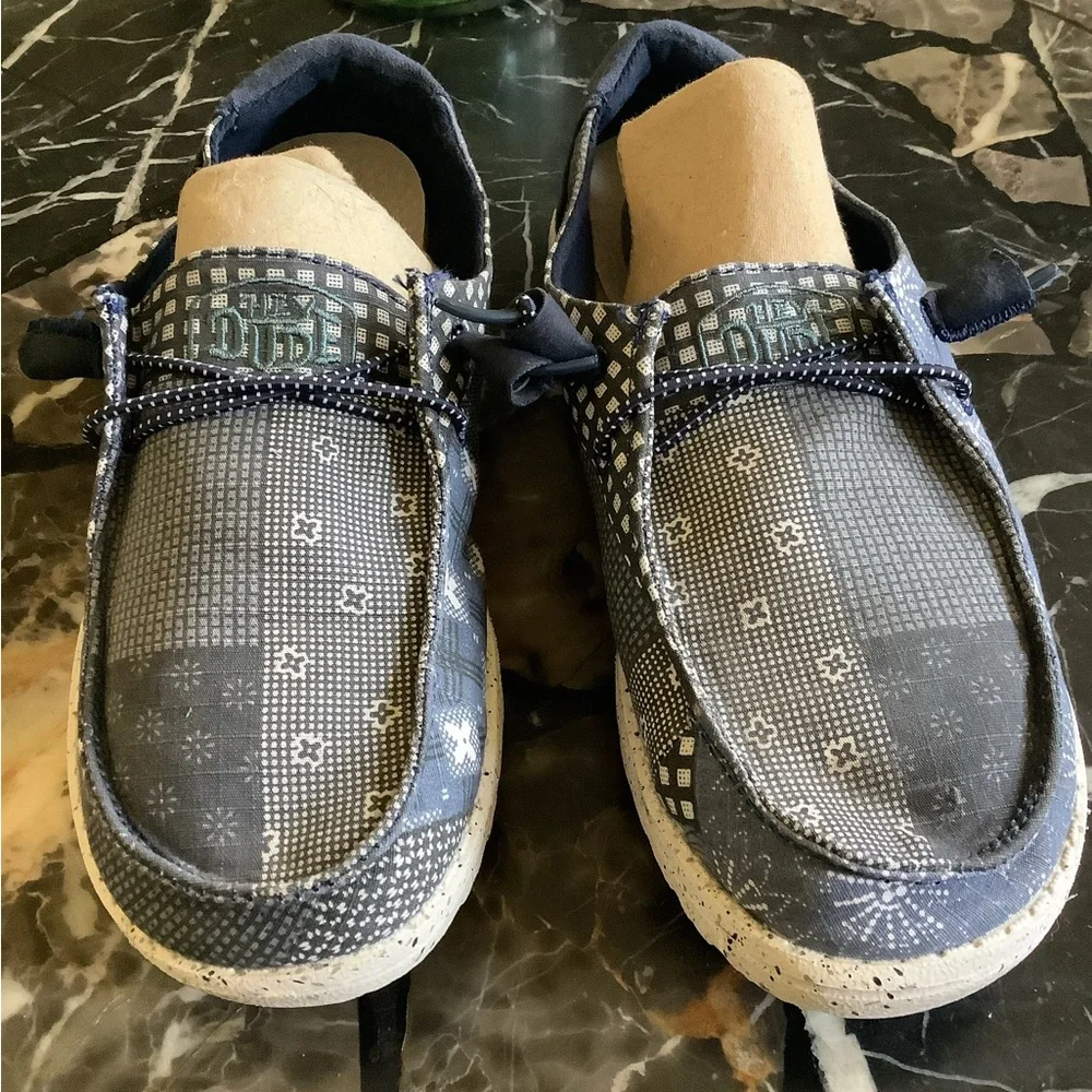 Hey dude Wendy’s blue floral patch deck shoes size 6